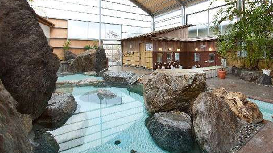 【大浴場】源泉100％掛け流しの温泉を広い大浴場でお楽しみ下さい。ダイナミックな岩が自慢です！
