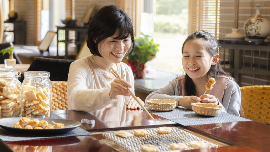 【おもてなし◇ウェルカムかきもち】パリッと香ばしい美味しさ。囲炉裏の炭で焼き上げた一品をどうぞ。