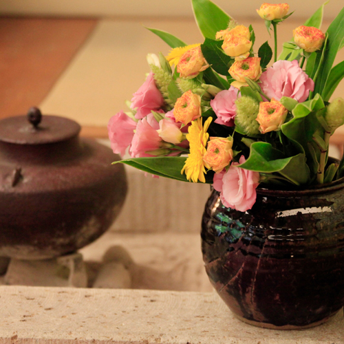 館内や客室には季節を感じていただけるお花を。