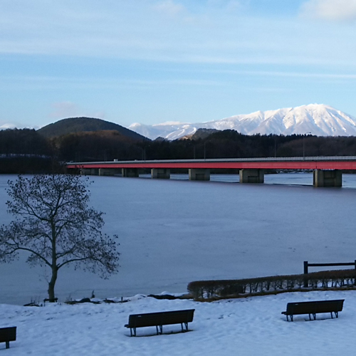 冬の御所湖から見える岩手山