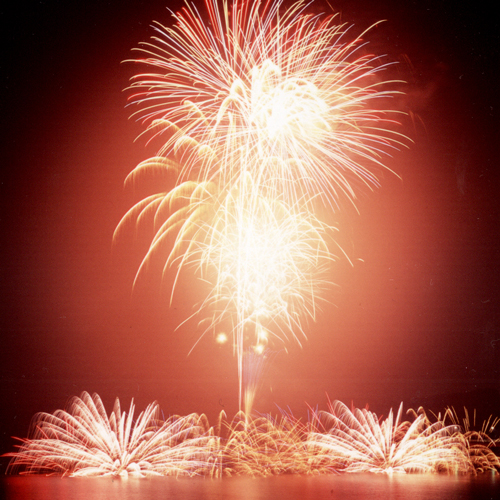 7月最終日曜日開催「御所湖祭り・大花火大会」夜空を彩る花火や湖面に映し出される水上花火