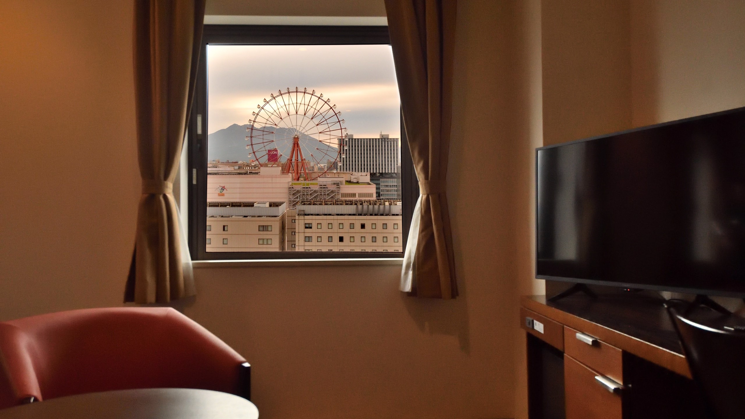 お部屋から、アミュプラザの観覧車と桜島を眺められる高層階確約プランのお部屋です。