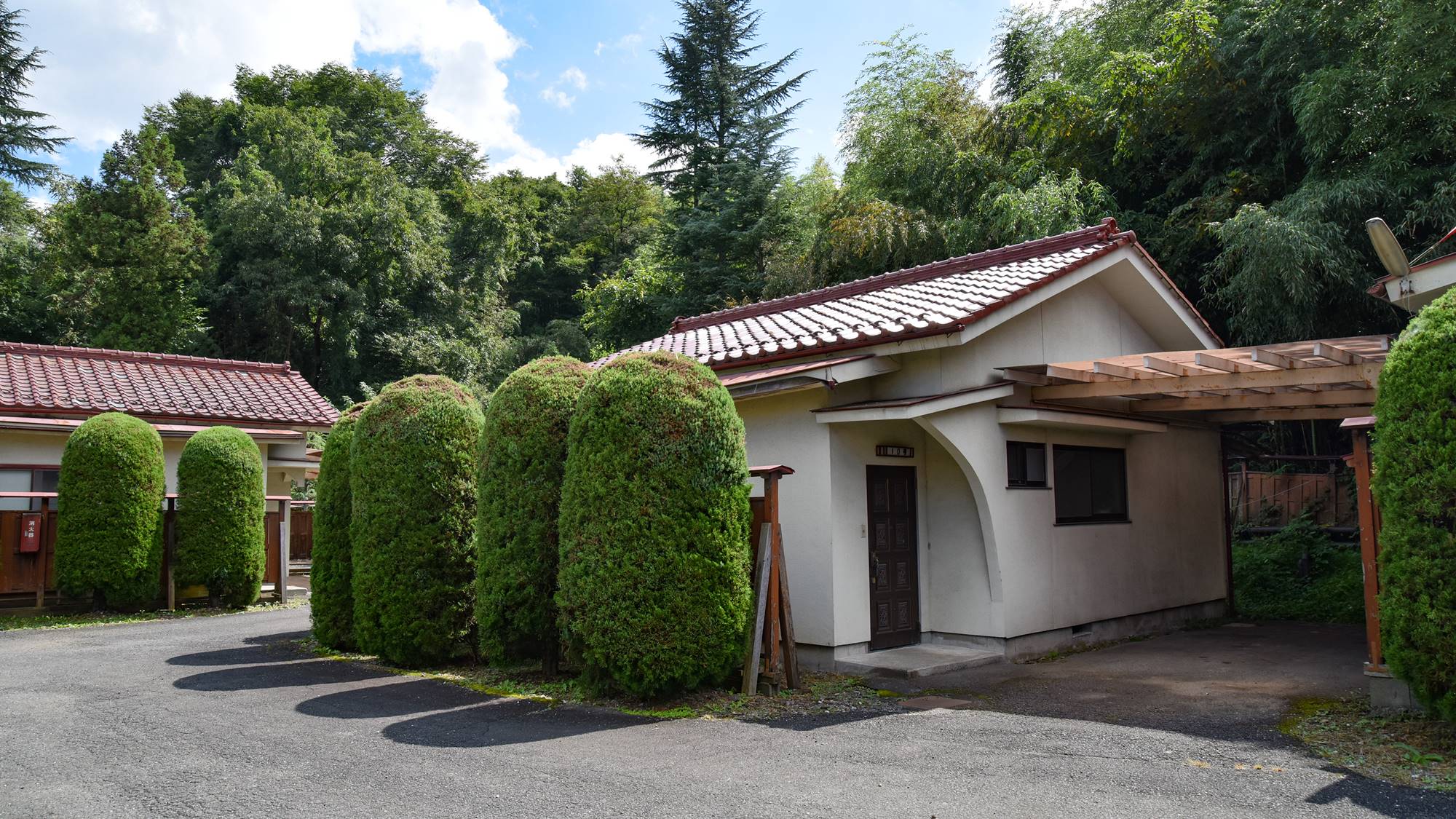 *外観/生垣に囲まれた静かな戸建ての離れで、気兼ねなくお過ごし頂けます。カップルやご家族にも好評です