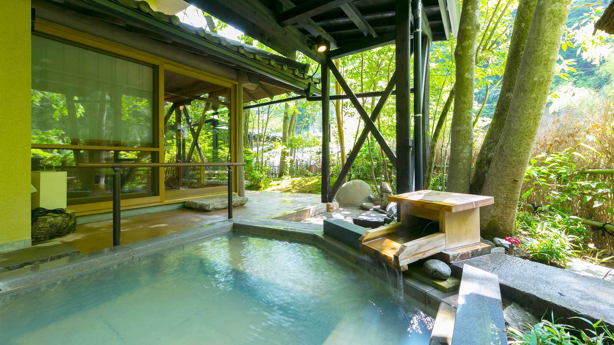 【母屋特別室A／露天風呂・内湯付】好きな時間に好きなだけ湯浴みを楽しめる客室露天風呂。