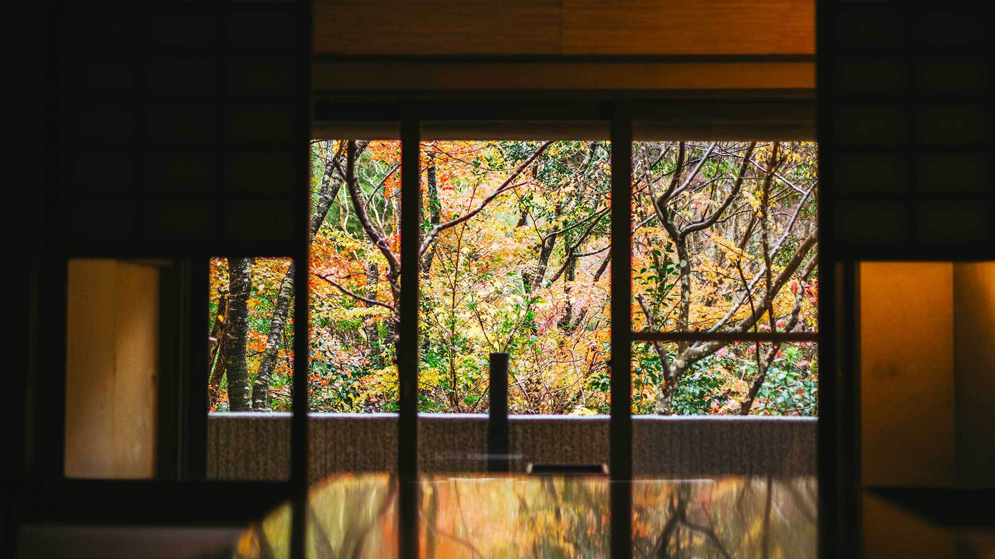 【母屋客室／和室10畳】広い窓越しに流れる風が揺れる草木が風情を感じさせます。