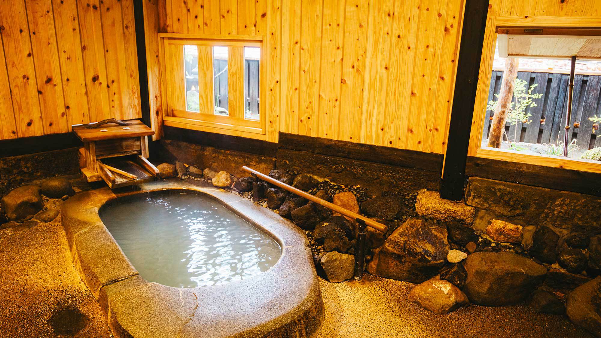 【母屋特別室A／露天風呂・内湯付】大きな石をくり抜いて作られた浴槽で湯浴みをご堪能ください。