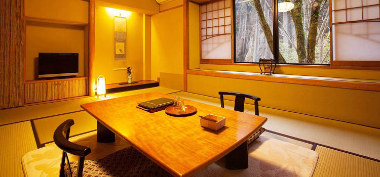 黒川温泉黒川荘の10畳の和室の客室は大きな窓がついている