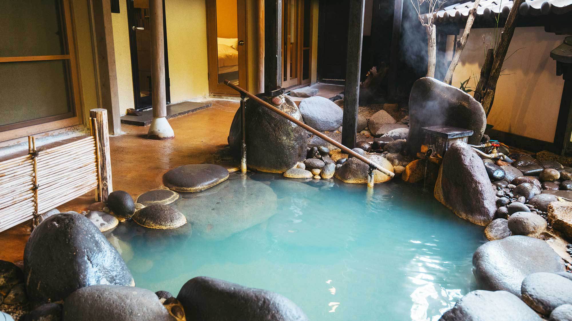 【母屋特別室B／露天風呂付】源泉かけ流しの温泉を贅沢に、お好きなだけ独り占めいただけます。