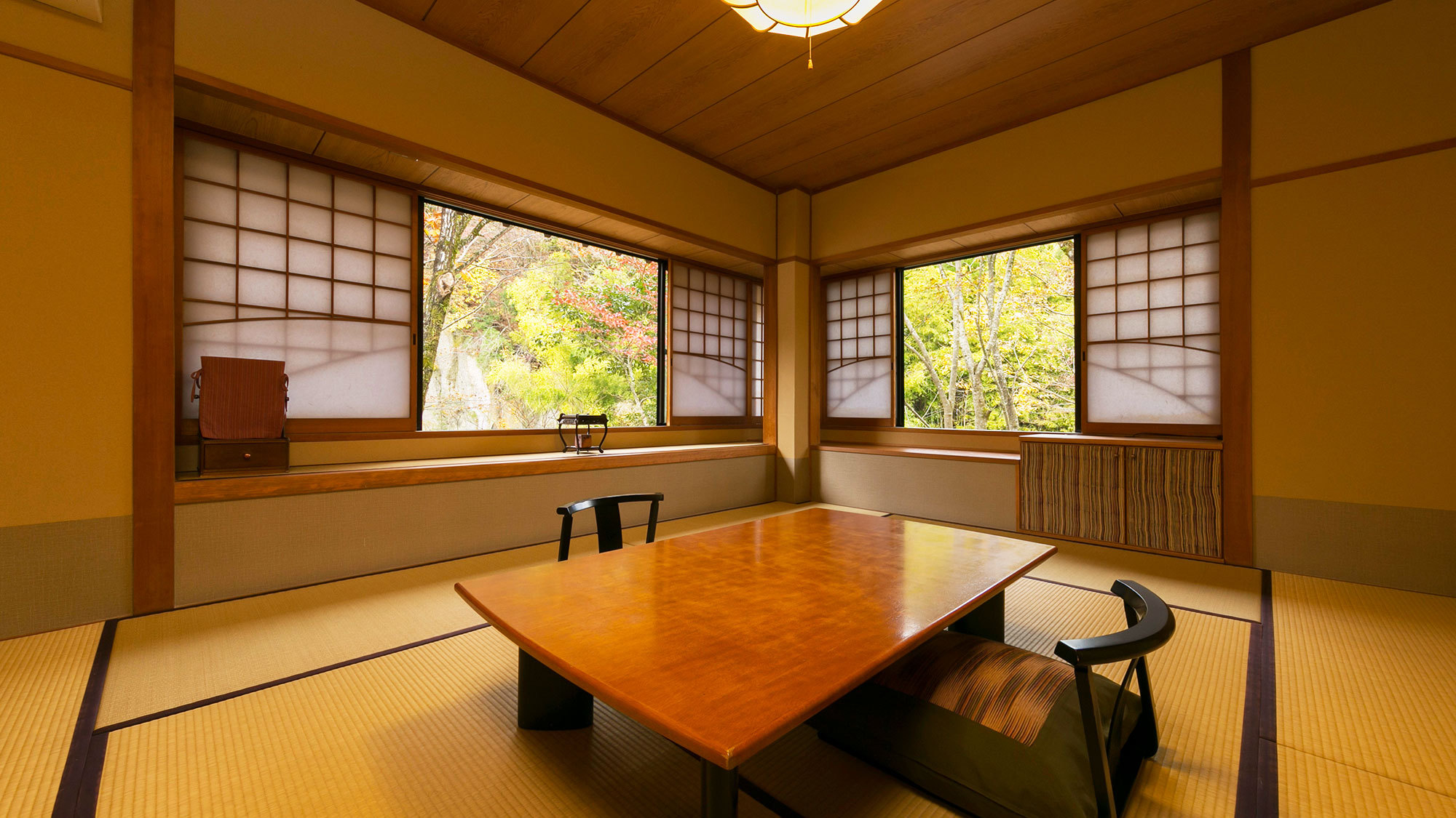 【母屋客室／和室10畳】母屋2階にある落ち着いた雰囲気の和室。窓から望む長閑な風景に癒されます。