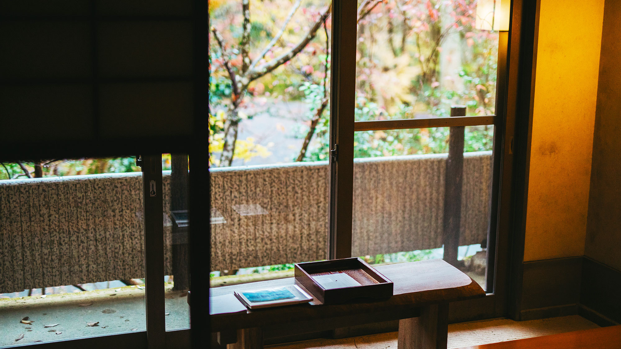 【母屋客室／和室10畳】小下がりのあるお部屋では、畳に腰掛けながら景色を眺めることができます。