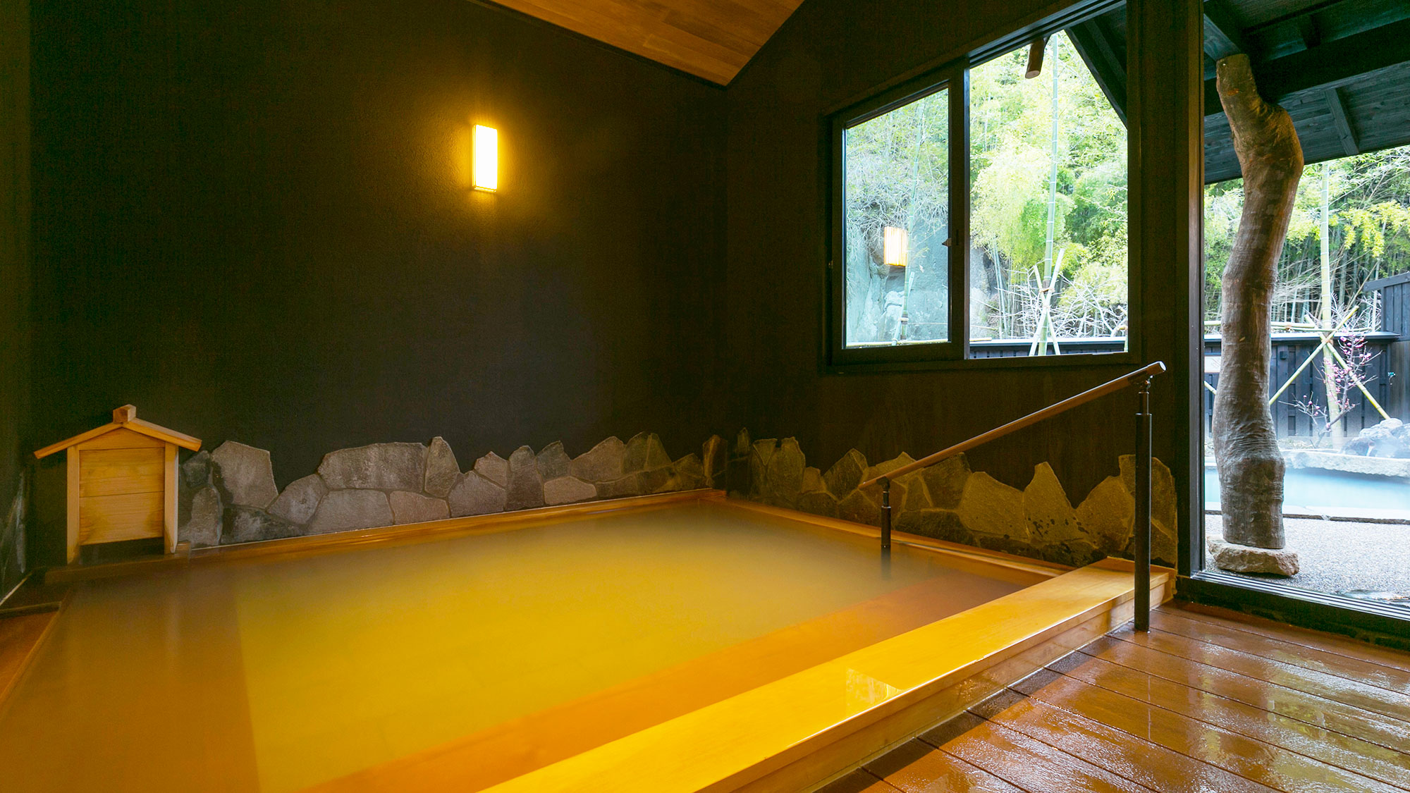 【湯めぐり専用浴室棟／きり湯露天風呂】じっくりと湯を楽しめる内湯。朝と夜で男女入替制となります。