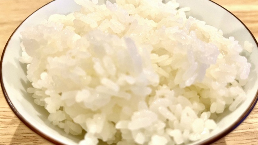 お米は自社若しくは指定農家さんから直で仕入れ、食べる前に社内で精米し、ガス釜で炊き上げます。