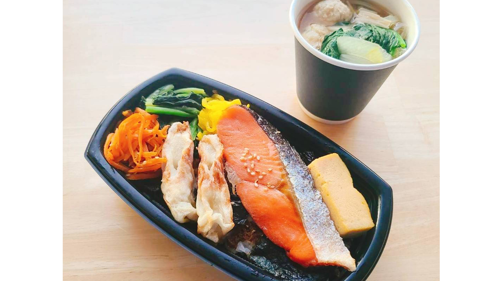 鯖江第一ホテル特製夕食弁当付きプラン「鮭弁当」味噌玉の味噌汁付き