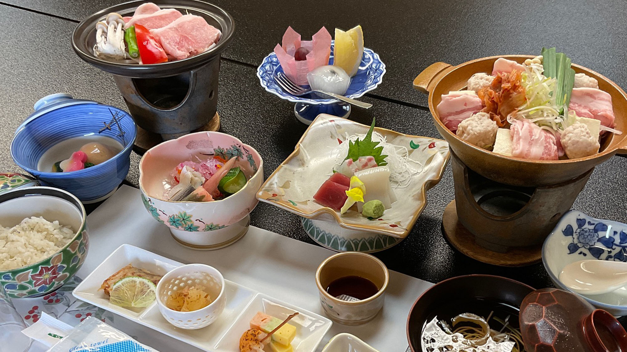 ・【ご夕食一例/キムチ鍋膳】色とりどりの食材を使用した御膳をご堪能ください
