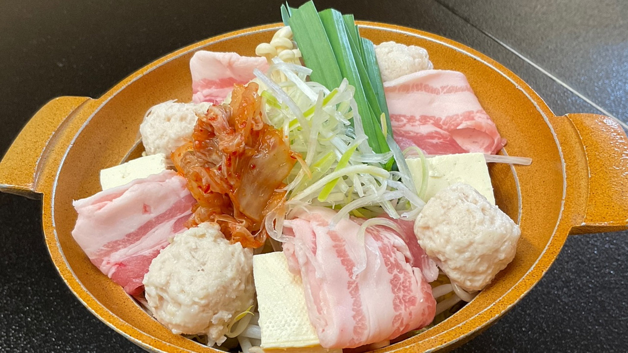 ・【ご夕食一例/キムチ鍋】ピリ辛お鍋で心も身体も温まります