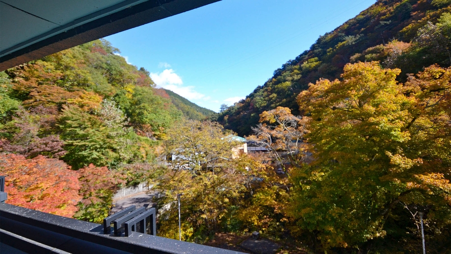 ・【眺望】秋には鮮やかに色づく山々がご覧いただけます