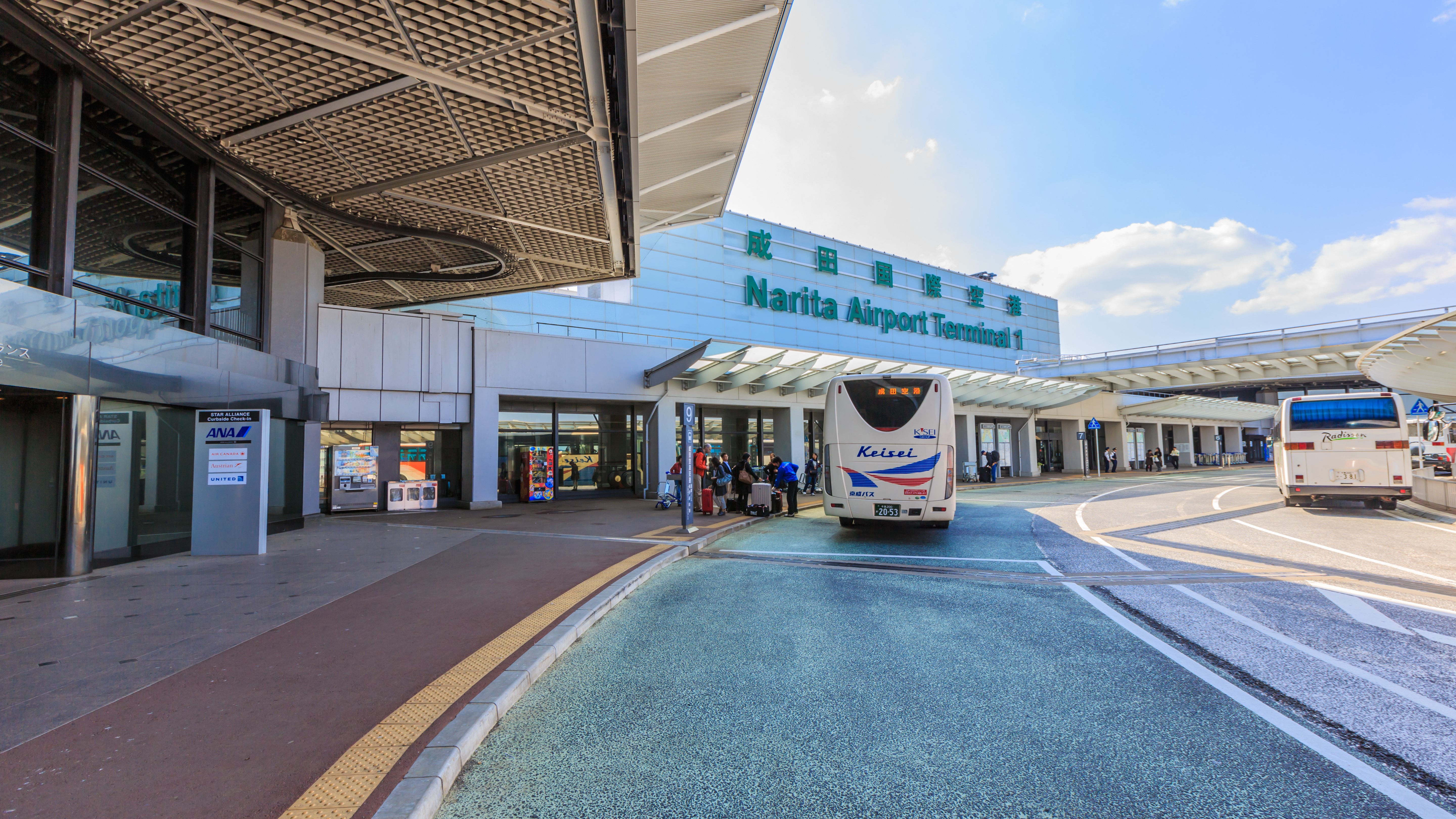 成田空港まで電車で約90分