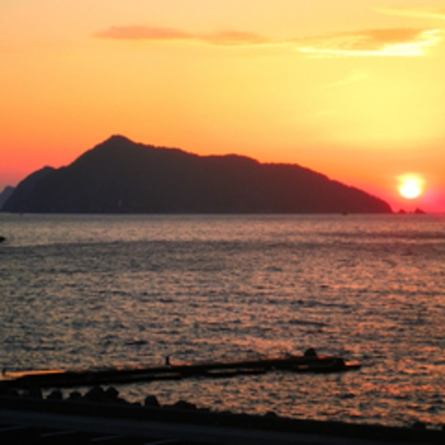 *【当館からの眺め】鹿島の夕日。感動の美しさです☆