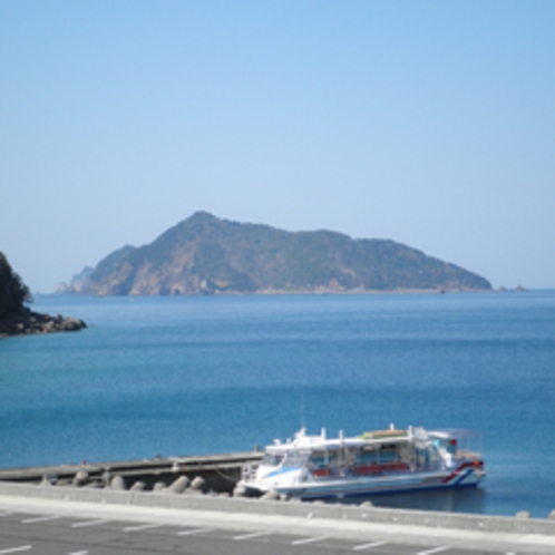 *【当館からの眺め】鹿島。夏は島に渡って海水浴がお楽しみいただけます♪