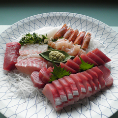 *水産業をしている主人が仕入れる魚介は鮮度抜群です（刺身盛りイメージ）