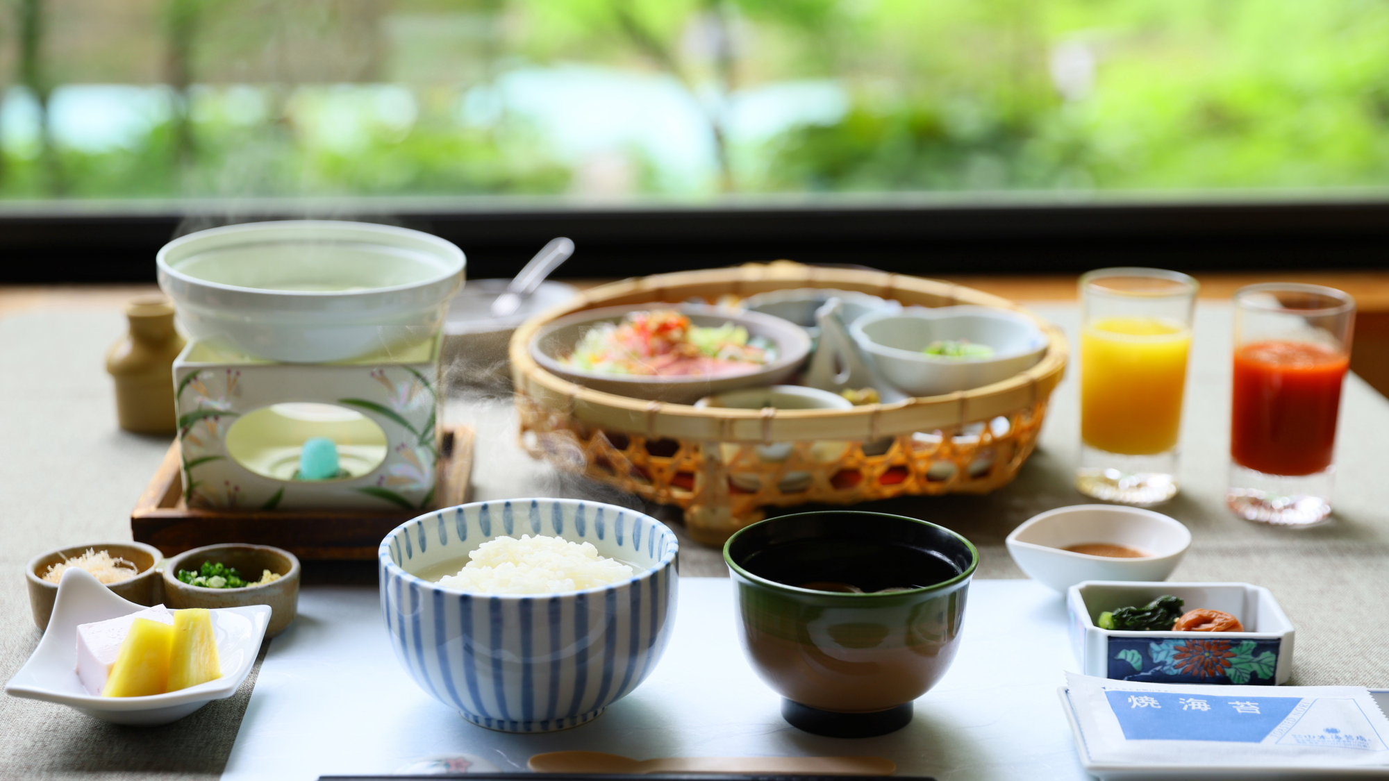 当館名物の温泉粥とともに