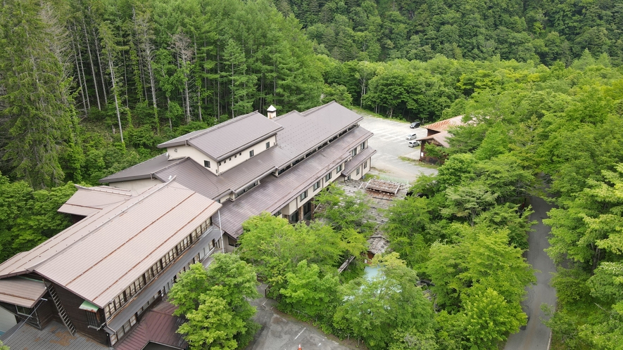 泡の湯全景。自然に抱かれた秘境の地。