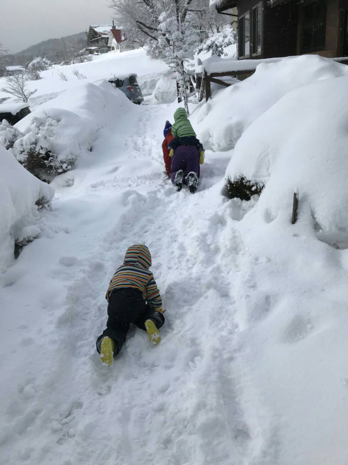 ペンション前で雪遊び