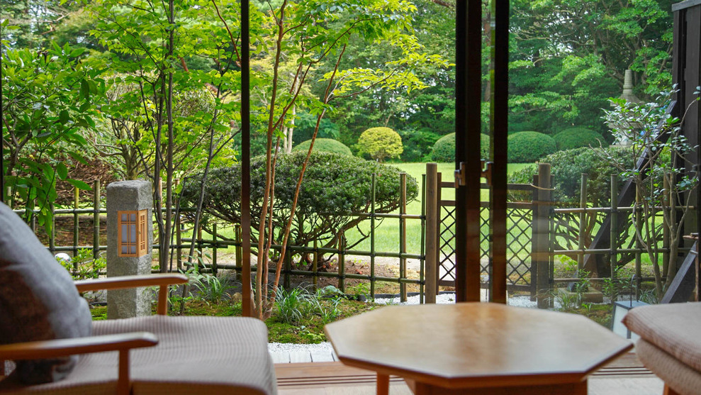  【西館庭園露天風呂付和モダン客室】季節感豊かな日本庭園を望むことができます。