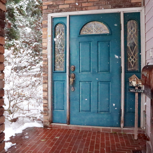 *外観／洋風な扉が特徴のペンションシフォン