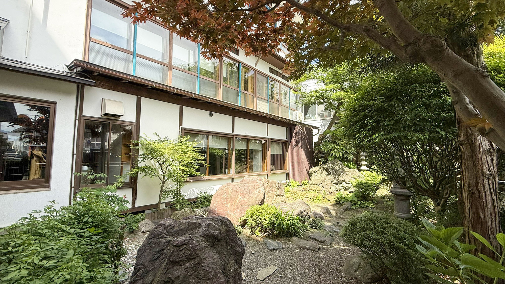 季節の移ろいを楽しめる中庭は、旅の疲れを癒す憩いの場