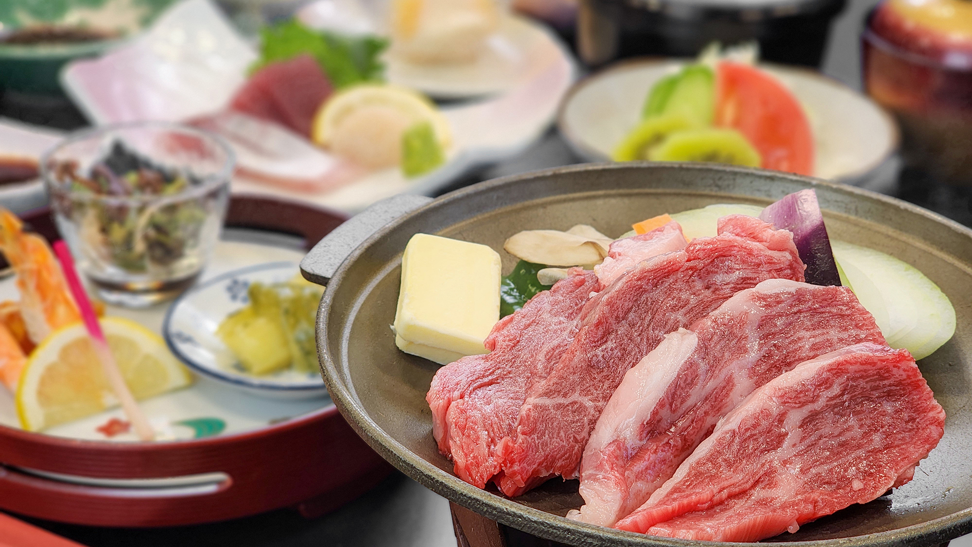 #三大和牛を贅沢に陶板焼きで舌鼓。上質な赤身と脂身をご堪能下さい。