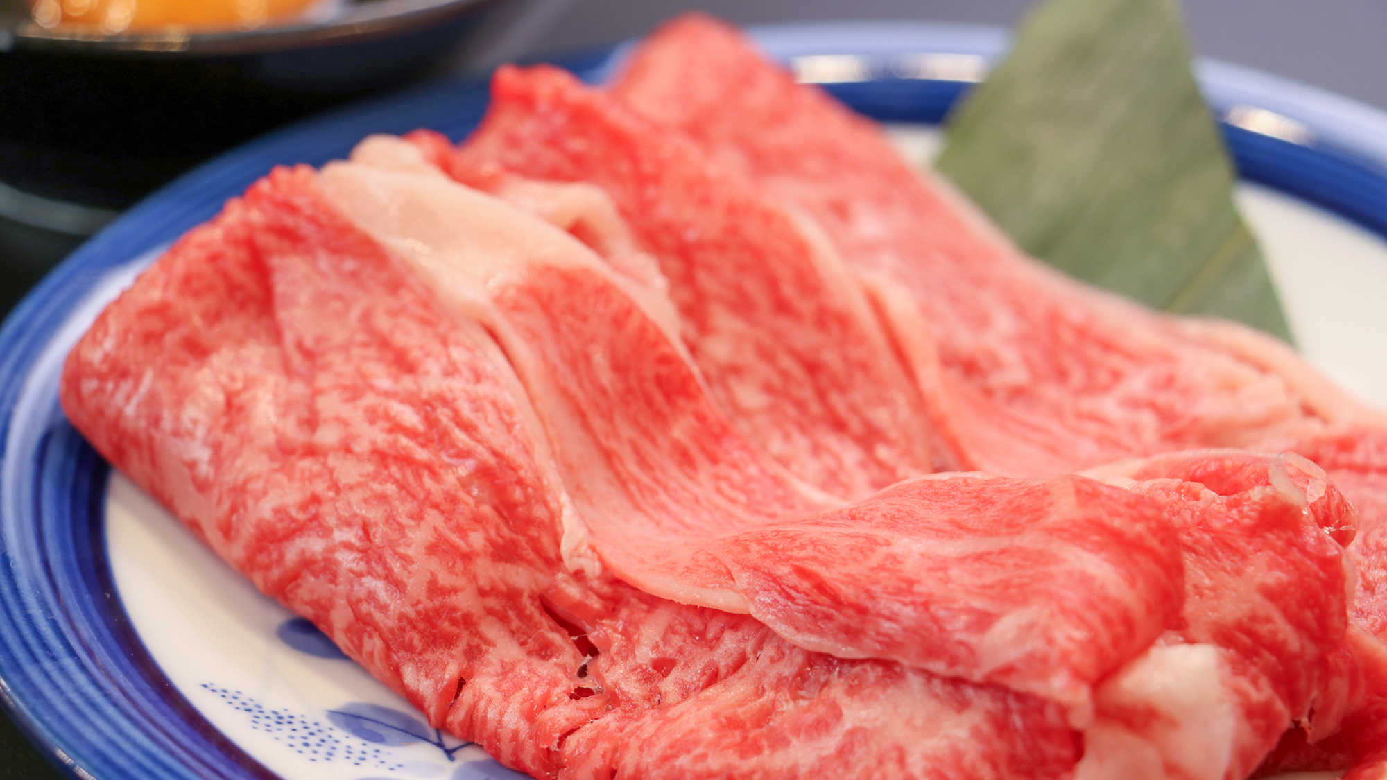 #本館　赤身と脂身のバランスが良く上質な牛肉を地元のお野菜と共にすき焼きで・・・・