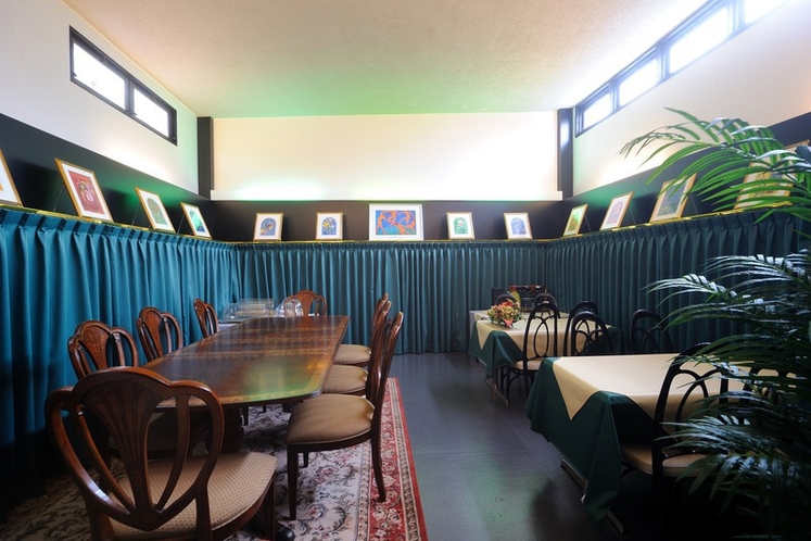 洋食処マチスにはマチスの絵画以外にもシャガールの絵も飾ってあります。優雅な空間で食事を楽しめます。