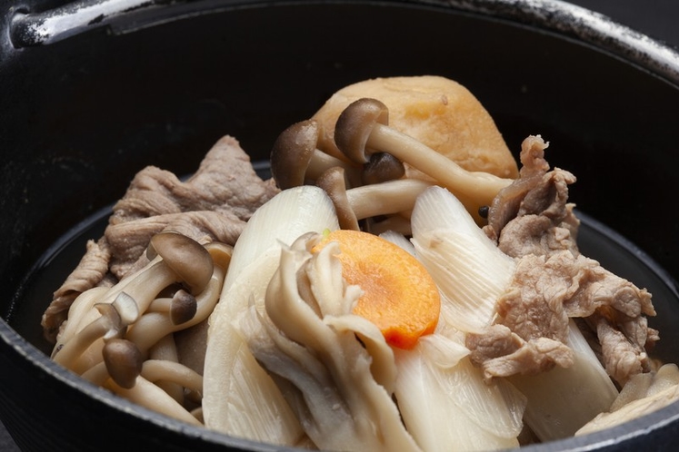 山形の秋の風物詩、芋煮鍋を大和屋で。濃厚な醤油のタレが染み込んだ里芋が、口のなかでとろけていきます。