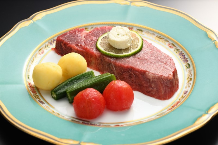 高品質の山形牛を厚めのステーキでお楽しみください。ほおばると口の中いっぱいに旨味と甘味が広がります。