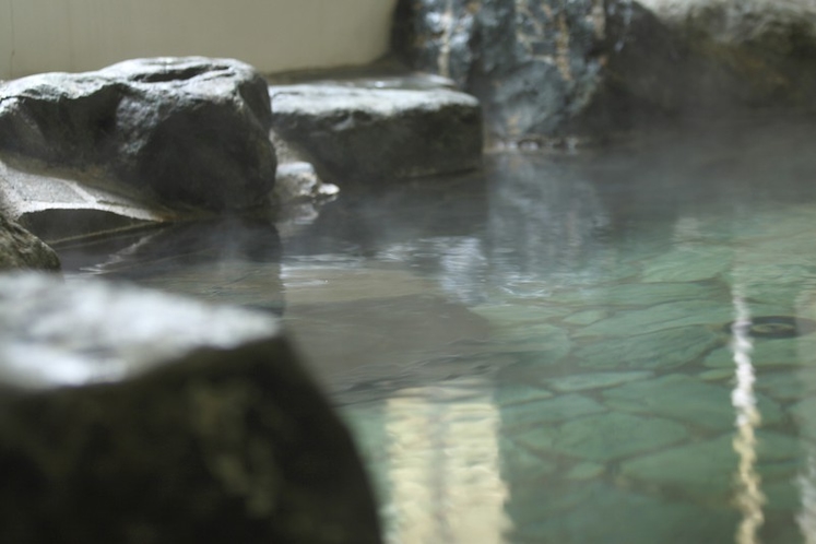 弥五郎の湯はダイナミックに岩を配した岩風呂が自慢です。自然の露天風呂に入っているような気分を満喫。