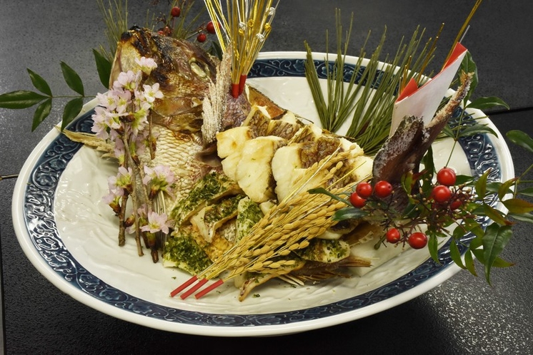 平安時代から続く日本の伝統行事お食い初め。華やかな祝い鯛はお食い初めに欠かせないメニューの一つです。