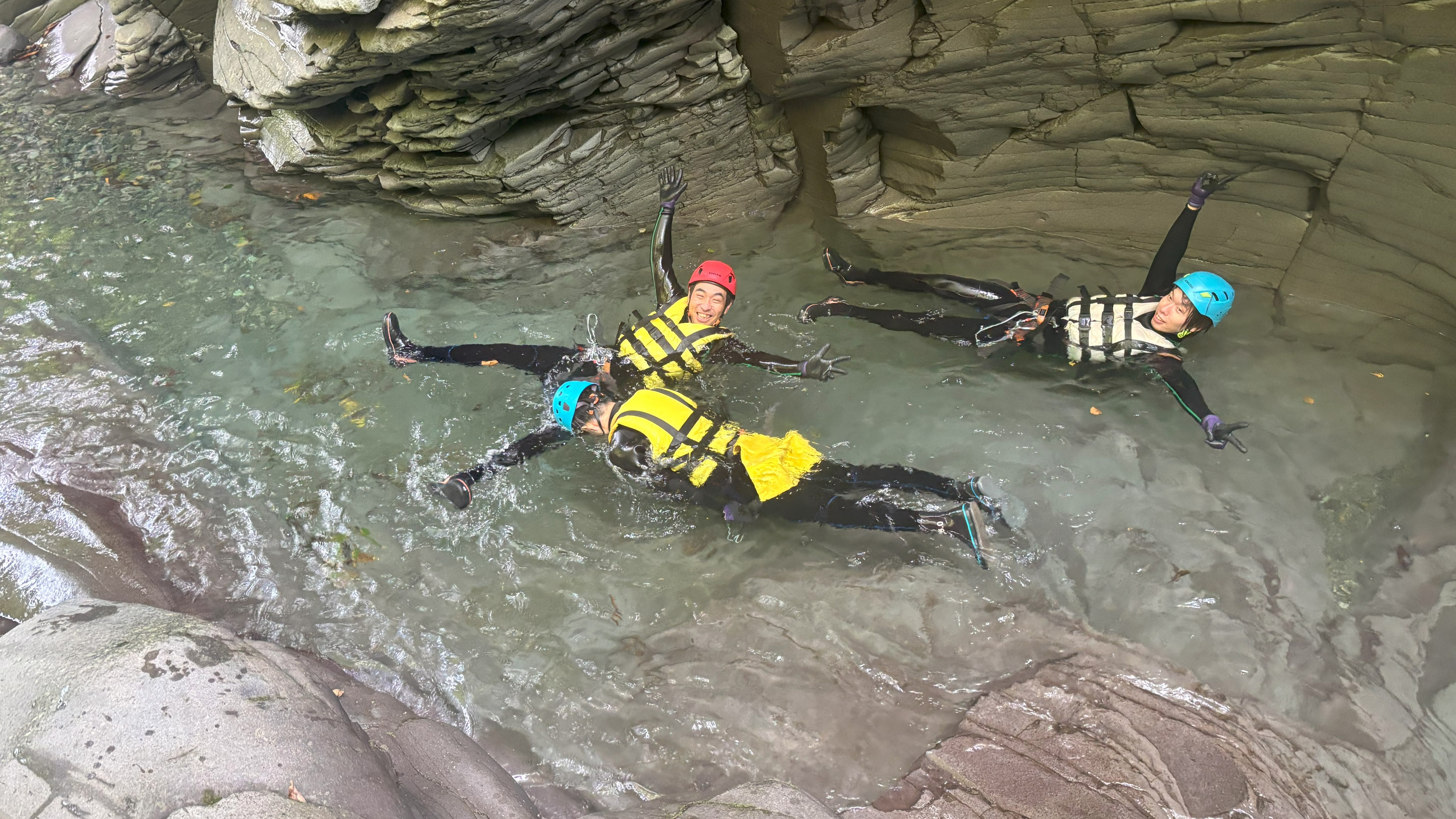 《スリル満点》大自然の渓谷でキャニオニング体験！