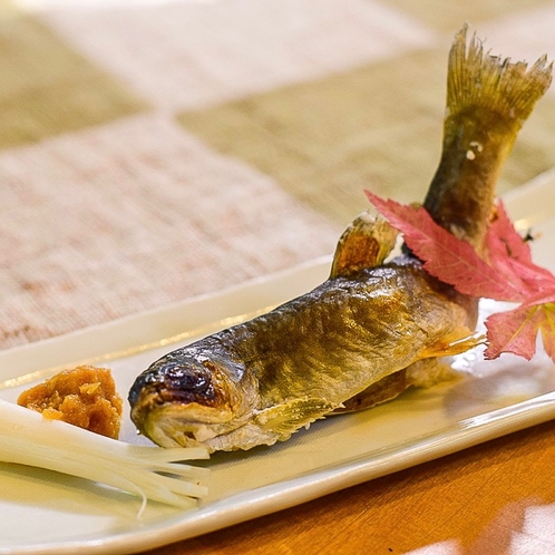 岩魚の塩焼き。塩味の効いたカリッとした食感！丸ごとかぶりつけちゃいます！