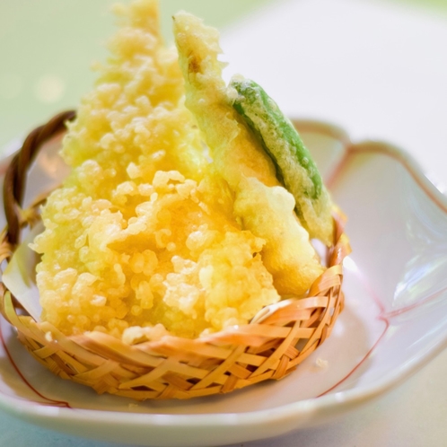 天ぷら一例。オーソドックスであるも、素材の味を壊さない食感を堪能。