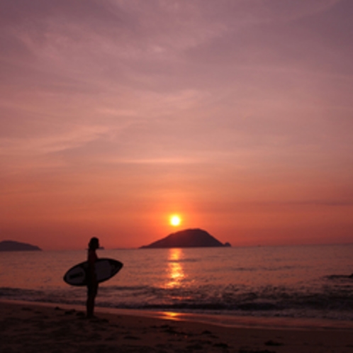 夕陽とボード　ロマンの島、志賀島へようこそ！