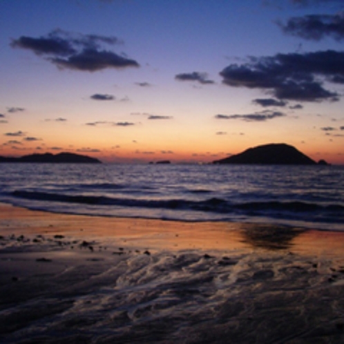 奇跡の夕日　玄海島をバックに神秘的な夕日を眺めることができます。