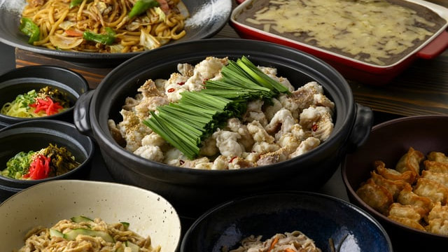 もつ鍋やラーメン、一口ギョーザなど福岡グルメを満喫