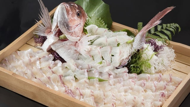 【夕食】ライブキッチンでは新鮮なお刺身を、ご用意　※季節によって変わります。