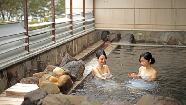 露天風呂は島内唯一の温泉です。