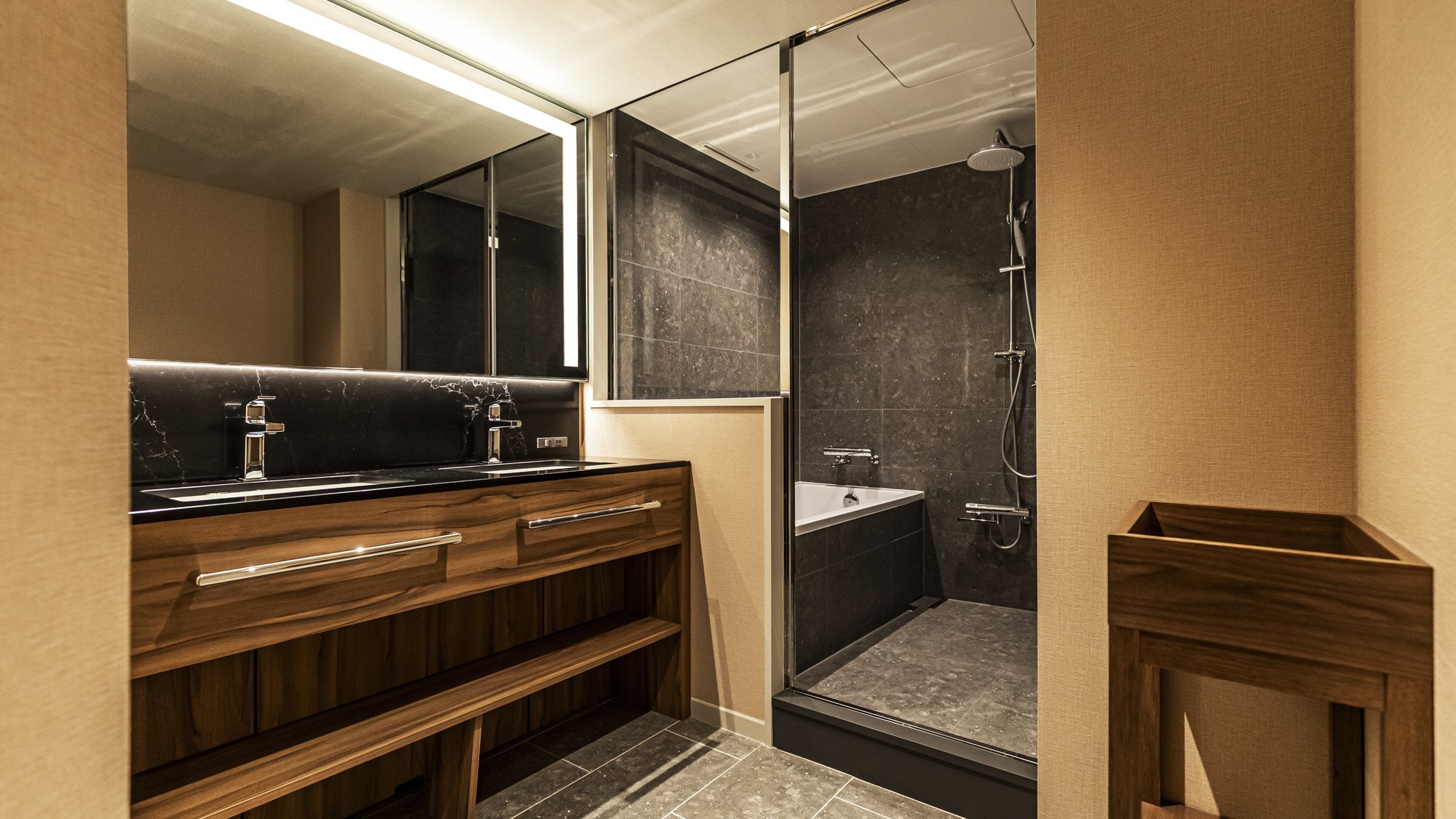 エグゼクティブデラックスキング 41.6㎡ （スカイツリー側）