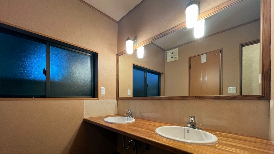 離れ_松風◆大きな鏡のついた洗面所がございます