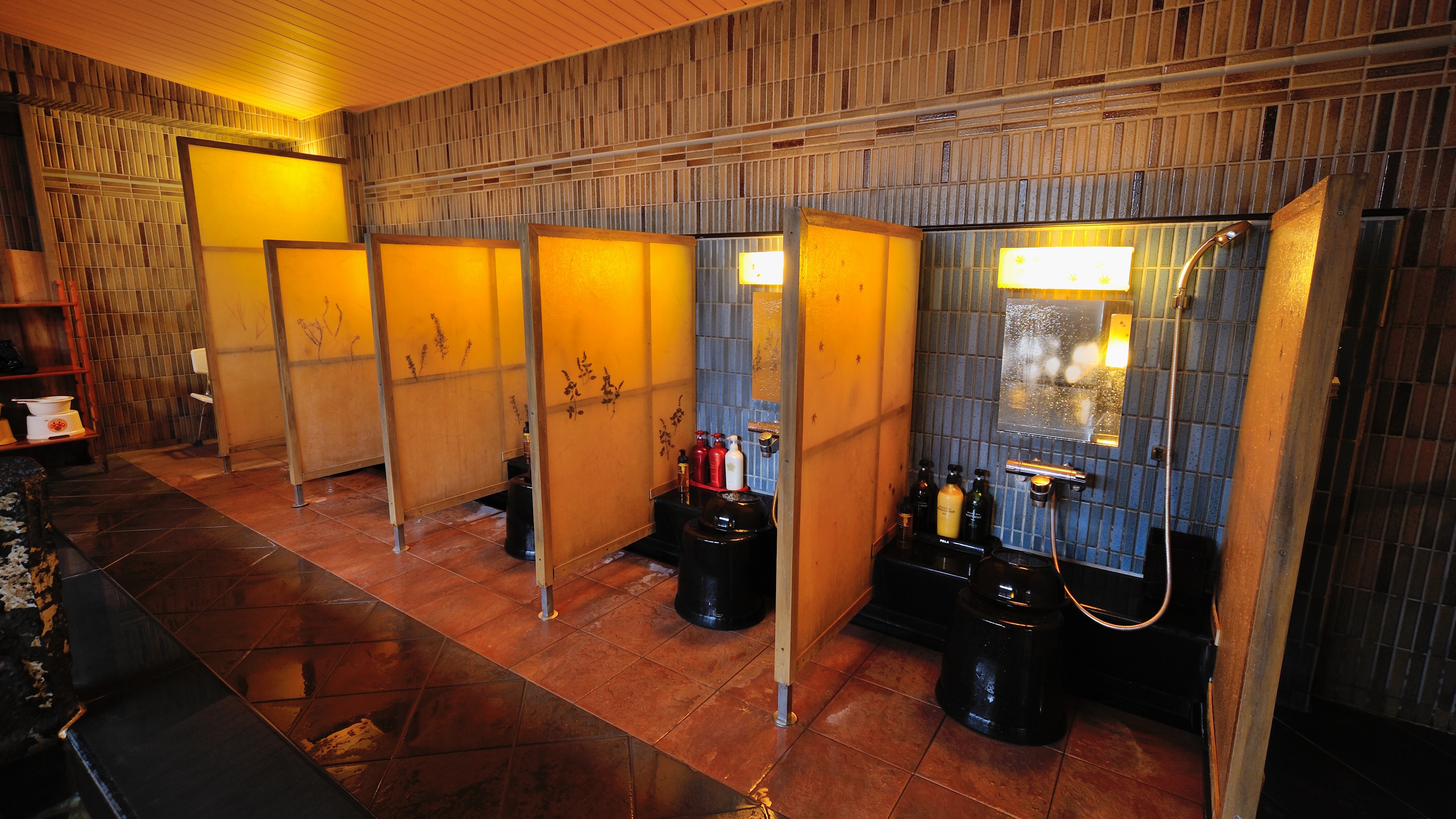 ◆9階女性大浴場　洗い場　立ちシャワーブース含め8席