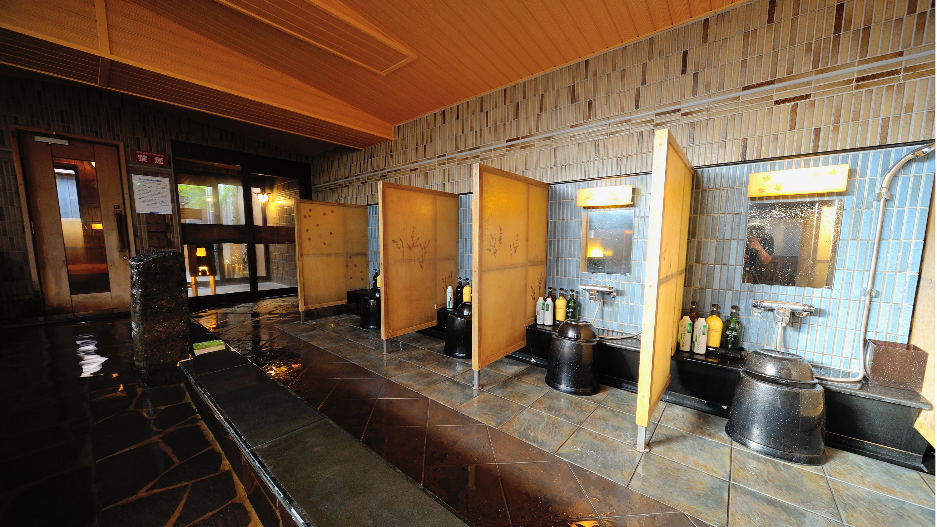 ◆9階男性大浴場　洗い場　立ちシャワーブース含め8席