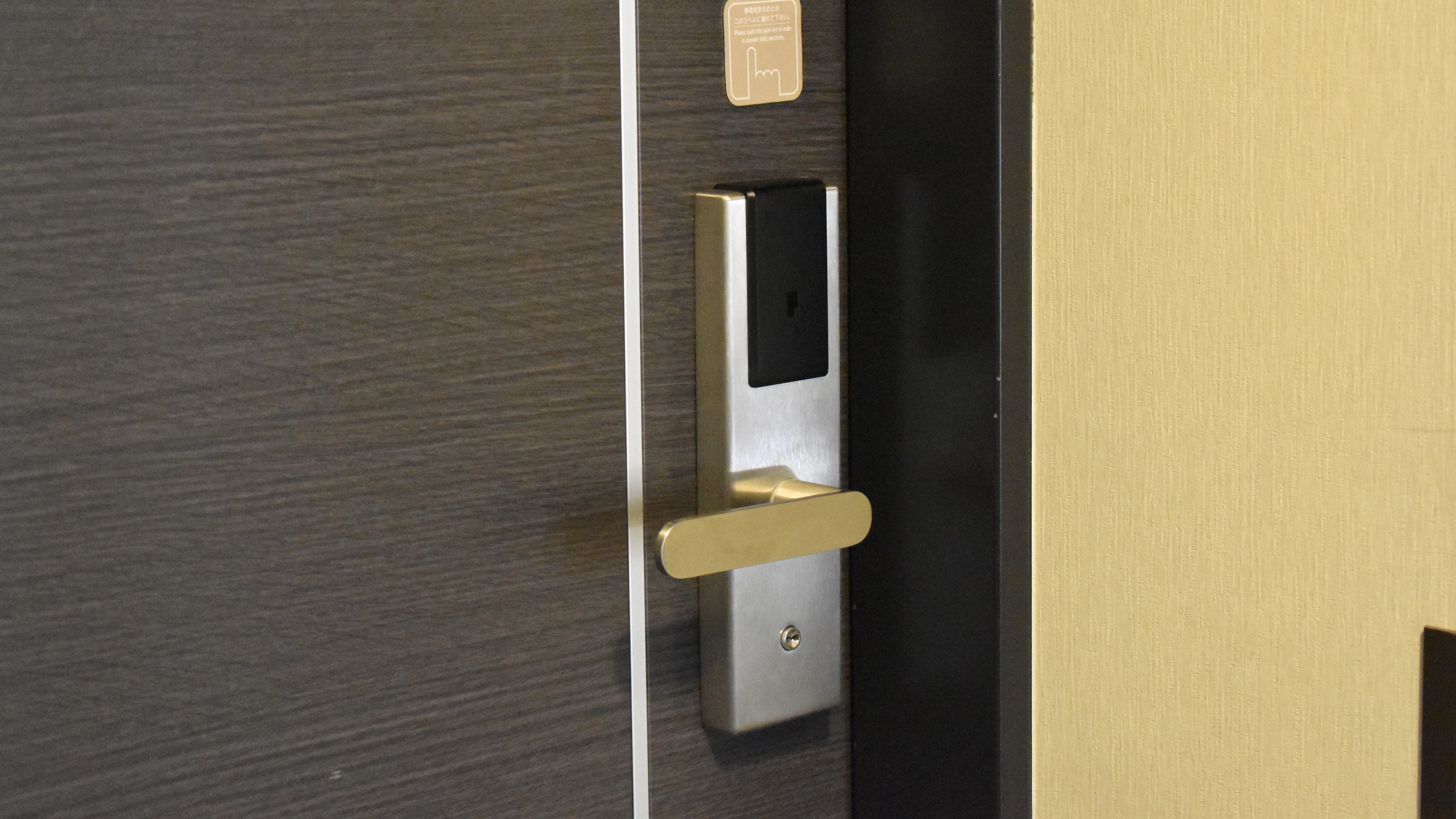 ◆客室扉　カードキーによるオートロックでございます。